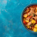 Marmitako de bonito con patatas presentado en cuenco azul