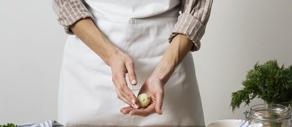 Chef haciendo arancini con las manos