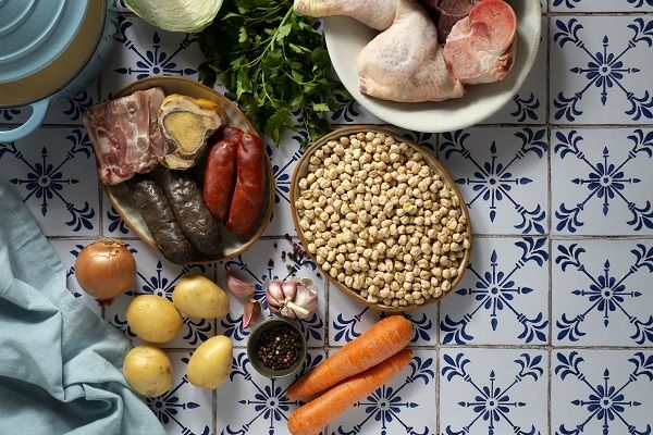 Ingredientes del cocido madrileño presentados encima de una mesa