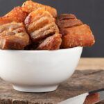 Chicharrones tradicionales de Chiclana fritos presentados en bol blanco