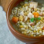 Hernesupp suitsulihaga o sopa de guisantes con carne ahumada presentada en cuenco marrón sobre mesa de madera