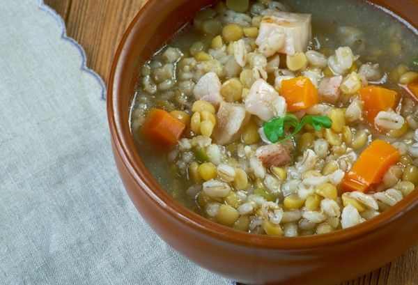 Hernesupp suitsulihaga o sopa de guisantes con carne ahumada presentada en cuenco marrón sobre mesa de madera