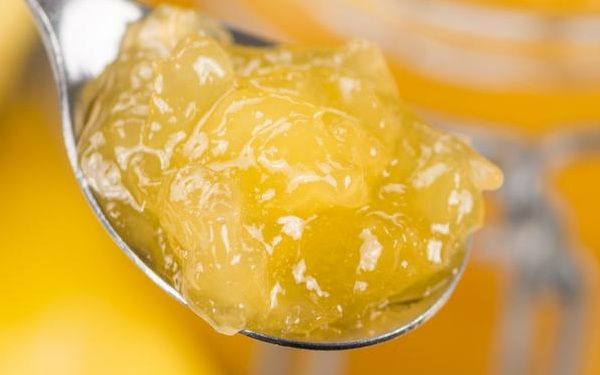 Cuchara con mermelada de limón recién hecha