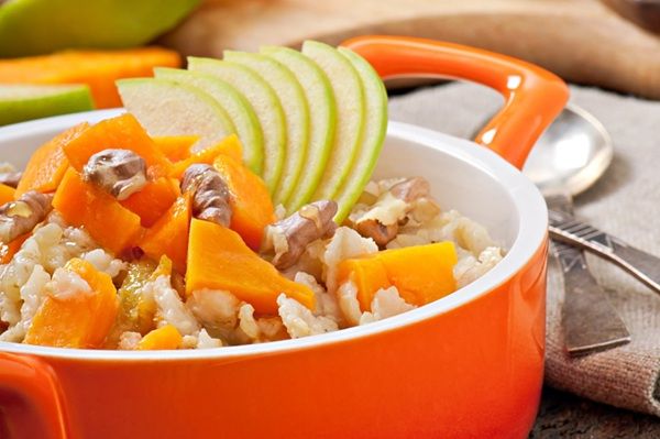 Avena con calabaza, manzanas, nueces y miel presentada en cacerola roja