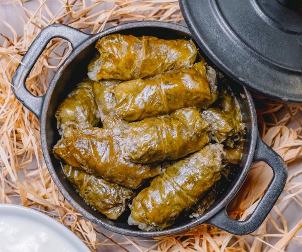 Dolmas en olla negra listos para cocinarse