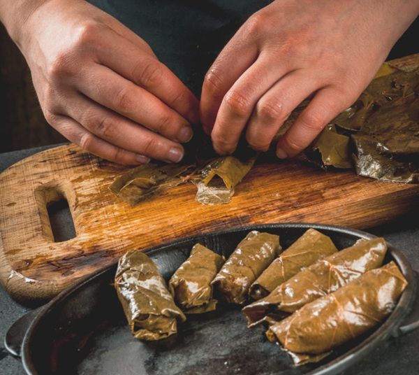Chef enrrollando los dolmas con el rellono