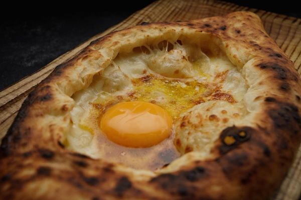 Khachapuri horneado con huevo encima
