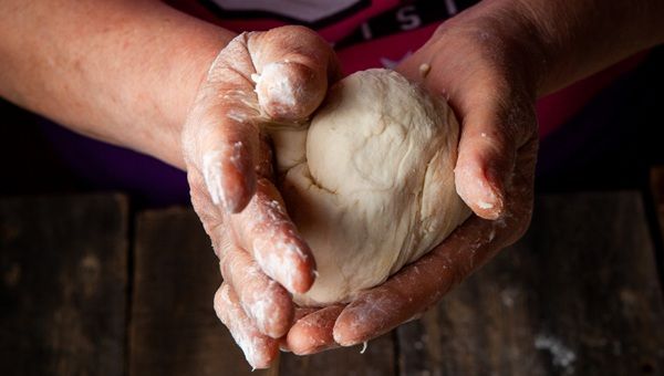Chef amasando masa del Khachapuri