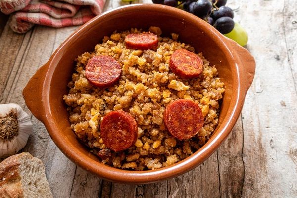 Migas manchegas con chorizo presentadas en cuenco de cerámica