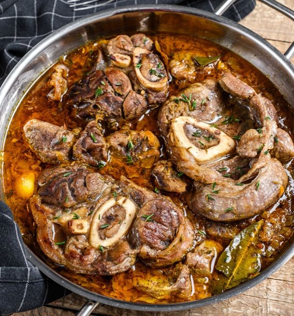Osobuco de ternera tradicional con gremolata presentado en olla