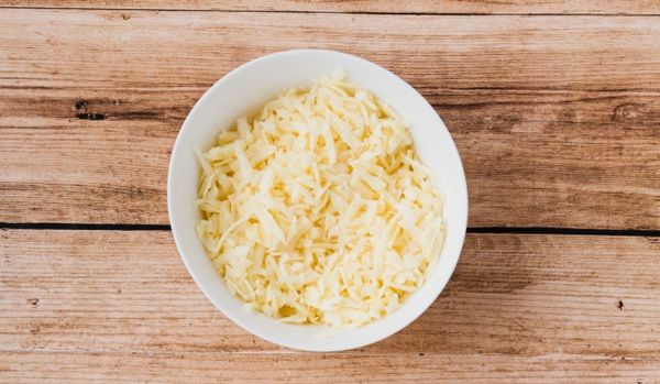 Queso rallado dentro de un bol pequeño