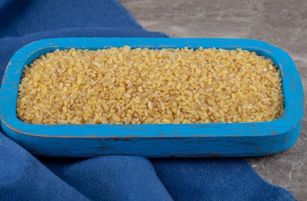 Trigo bulgur o burgol en recipiente azul