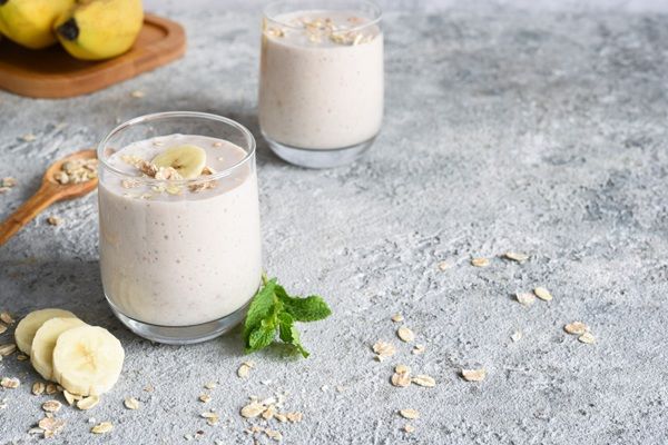 Batidos de plátano y avena con ingredientes alrededor