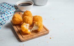 Bolitas de queso sobre tabla de madera