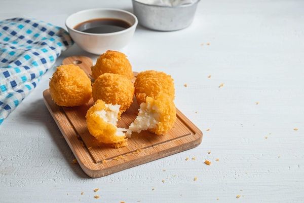 Bolitas de queso sobre tabla de madera