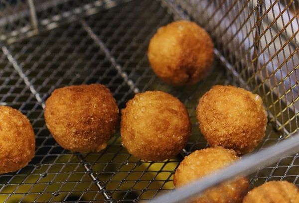 Bolitas de queso friéndose