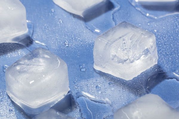 Cubitos de hielo sobre la mesa