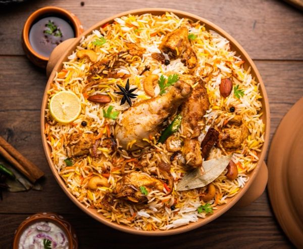 Imagen de biryani de pollo vista desde arriba