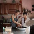 Dos personas preparando comida en una cocina representando los trucos de cocina