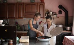 Dos personas preparando comida en una cocina representando los trucos de cocina