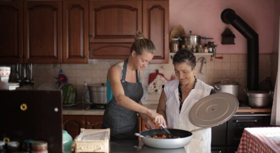 Dos personas preparando comida en una cocina representando los trucos de cocina