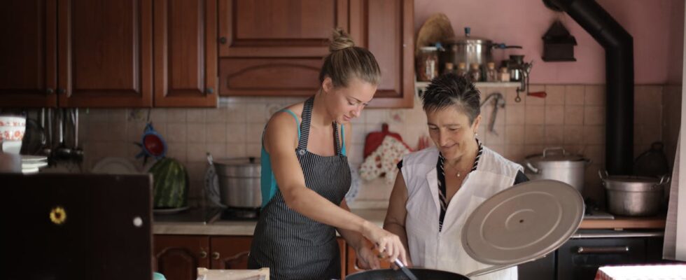 Dos personas preparando comida en una cocina representando los trucos de cocina